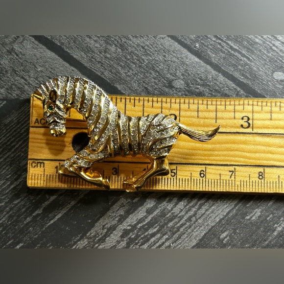 Stunning Gold Tone Horse Brooch with Crystals and Emerald eye - Picture 8 of 8